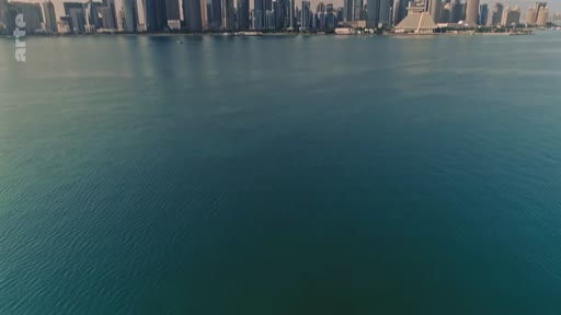 Vue aérienne panoramique de la skyline de Doha, capitale du Qatar, avec ses gratte-ciels modernes bordant le golfe Persique.