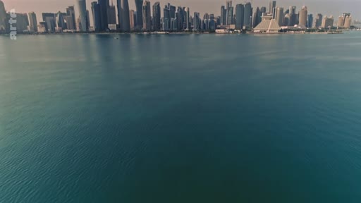 Vue panoramique aérienne de la skyline de Doha, capitale du Qatar, avec ses gratte-ciels modernes bordant le golfe Persique.