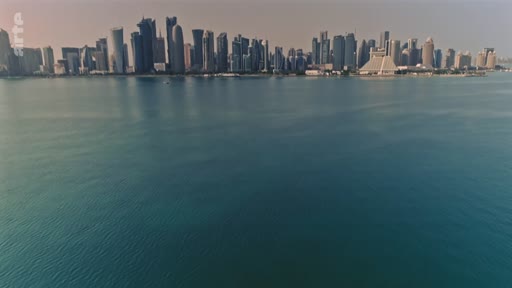 Vue aérienne panoramique de la skyline de Doha, capitale du Qatar, avec ses gratte-ciels modernes bordant le golfe Persique.