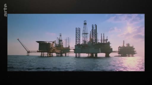 Vue d'ensemble d'une plateforme pétrolière offshore en mer, illustrant les activités d'extraction d'hydrocarbures et l'industrie pétrolière.