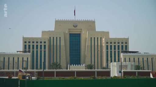 Vue extérieure du bâtiment du ministère de l'Intérieur à Doha, au Qatar, caractérisé par son architecture moderne aux influences traditionnelles. Ce site institutionnel est un lieu clé de l'administration qatarie.