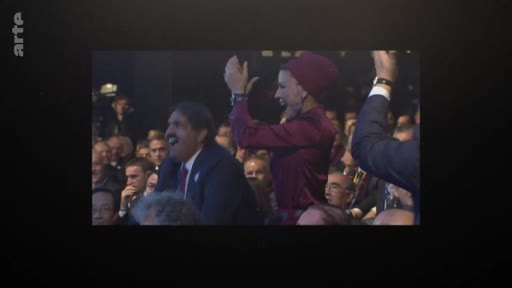 L'émir du Qatar Tamim ben Hamad Al Thani et la cheikha Moza bint Nasser sont filmés en train d'applaudir dans une salle comble lors d'une cérémonie officielle. Le couple royal est au centre de l'attention dans cette séquence d'archives.