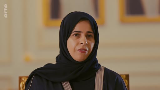 Une femme qatarie, portant un hijab, est interviewée dans le cadre du documentaire Le paradoxe qatari diffusé sur Arte. Elle témoigne sur les enjeux sociaux et politiques du Qatar.