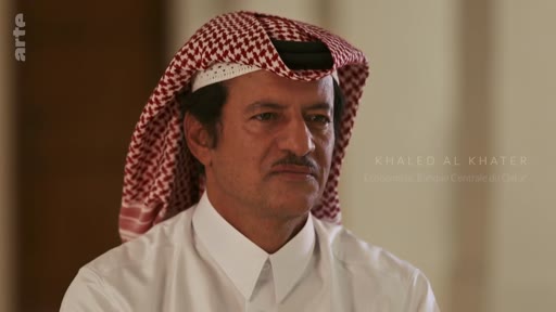Portrait de Khaled Al Khater, filmé lors d'une interview, portant une tenue traditionnelle qatarienne.