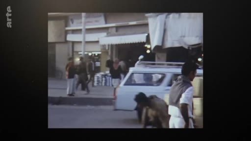 Vue d'archive montrant une rue commerçante au Qatar vers 1971, illustrant le contexte urbain et social lors de l'indépendance du pays.
