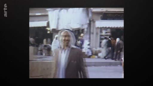 Un homme souriant déambule dans une rue animée au Qatar lors de l'année de son indépendance en 1971. Cette image d'archive montre la vie quotidienne dans les rues commerçantes du pays à cette époque charnière.