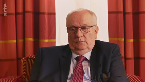 L'ancien Premier ministre russe Viktor Tchernomyrdine s'exprime lors d'une interview télévisée dans le cadre du documentaire sur la révolution de palais de 1995.