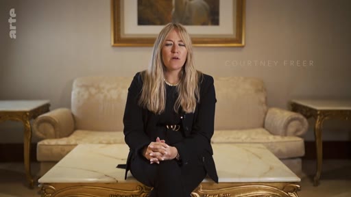 La chercheuse Courtney Freer est interviewée dans le cadre du documentaire 'La révolution de palais de 1995', abordant les enjeux politiques et les changements de pouvoir au Qatar.