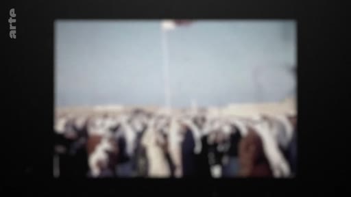 Vue d'archive montrant une foule dense rassemblée lors d'un événement politique ou social, dans le cadre de la révolution de palais de 1995.