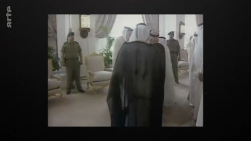 Des dignitaires arabes portant des thobes et des ghutras sont réunis dans un salon officiel, entourés de gardes en uniforme militaire. Cette scène d'archives montre une rencontre diplomatique ou protocolaire dans un pays du Golfe.