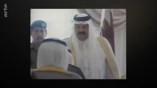 L'émir du Qatar Hamad bin Khalifa Al Thani est filmé lors d'un événement officiel, entouré de membres de sa garde rapprochée.