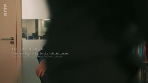 Tobias Borck, chercheur au Royal United Service Institute à Londres, est identifié par un bandeau informatif lors d'une interview.