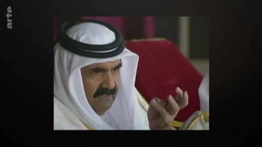 Le cheikh Hamad bin Khalifa Al Thani, ancien émir du Qatar, est filmé en gros plan alors qu'il s'exprime lors d'une allocution officielle. Cette image d'archive montre le dirigeant qatari portant la tenue traditionnelle.