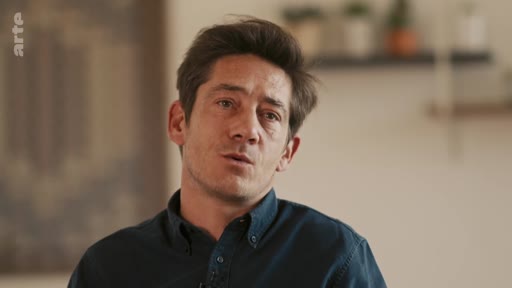 Un homme, filmé en plan rapproché, s'exprime face caméra lors d'une interview pour la chaîne Arte.