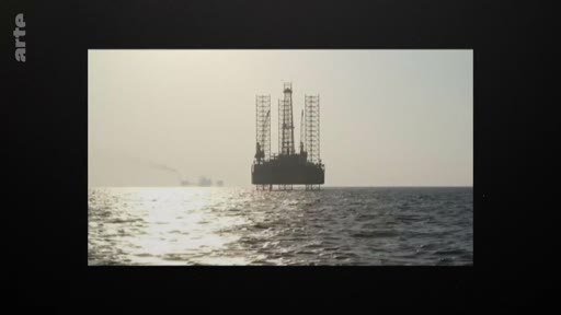 Vue d'ensemble d'une plateforme pétrolière offshore située en pleine mer, illustrant les activités d'extraction d'hydrocarbures.