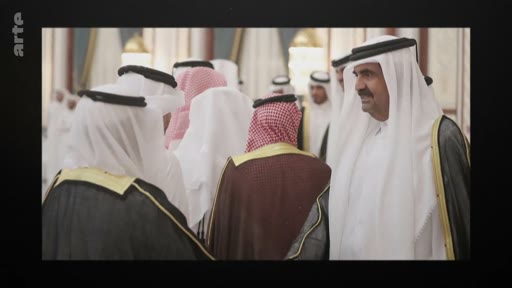 L'émir du Qatar, Tamim ben Hamad Al Thani, est photographié lors d'une rencontre diplomatique ou d'une réception officielle entouré d'autres dignitaires portant des tenues traditionnelles arabes.
