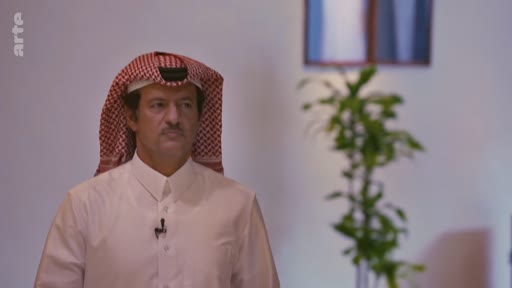 Un homme en tenue traditionnelle, incluant une ghutra et un thobe, est filmé en plan moyen lors d'une interview télévisée. Le logo de la chaîne Arte est visible dans le coin supérieur gauche.
