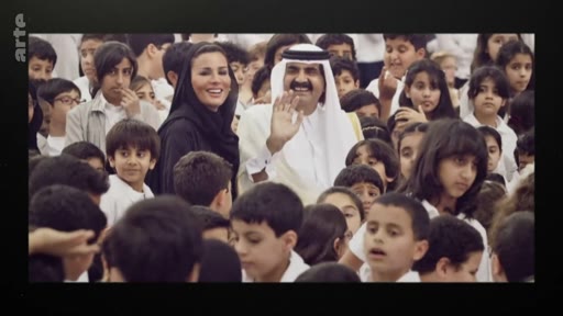 L'émir du Qatar Hamad bin Khalifa Al Thani et son épouse la cheikha Moza bint Nasser saluent une foule d'enfants lors d'un événement public. Cette image montre le couple royal qatari entouré de jeunes élèves, illustrant leur engagement dans les affaires sociales et éducatives.
