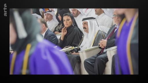 La cheikha Moza bint Nasser et l'ancien émir du Qatar, Hamad bin Khalifa Al Thani, sont assis côte à côte lors d'un événement public officiel. Ils sont entourés d'autres personnalités portant des tenues traditionnelles qataries.