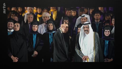 Moza bint Nasser et l'ancien émir du Qatar Hamad bin Khalifa Al Thani assistent à une cérémonie de remise de diplômes universitaires entourés d'étudiants en toge.