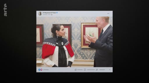 La cheikha Al Mayassa Al Thani, présidente des musées du Qatar, est photographiée en pleine conversation avec un homme dans une galerie d'art. Cette image est extraite d'une publication sur les réseaux sociaux.