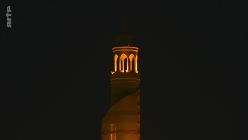 Vue nocturne du minaret en spirale de la Grande Mosquée de Samarra, un site historique emblématique situé en Irak.