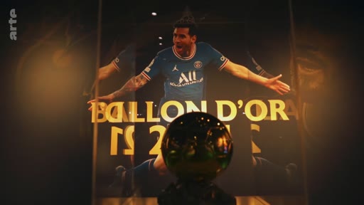 Lionel Messi est représenté sur une affiche commémorant sa victoire au Ballon d'Or 2021, avec le trophée physique visible au premier plan.