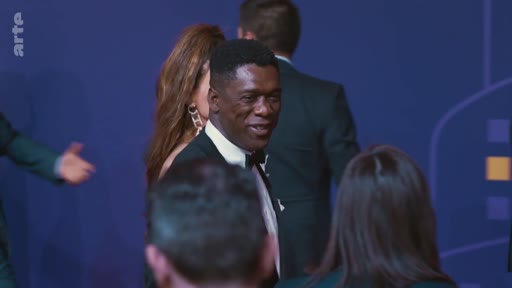 L'acteur et réalisateur français Jean-Pascal Zadi est photographié lors d'un événement officiel, probablement une cérémonie de remise de prix ou un tapis rouge, devant un fond bleu avec le logo de la chaîne Arte.