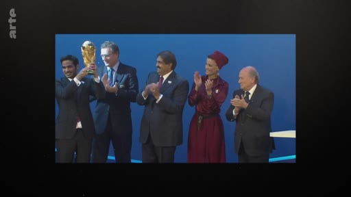 L'émir du Qatar Tamim ben Hamad Al Thani, accompagné de Sheikha Moza bint Nasser et de l'ancien président de la FIFA Sepp Blatter, lors de la cérémonie de remise du trophée de la Coupe du monde de football.