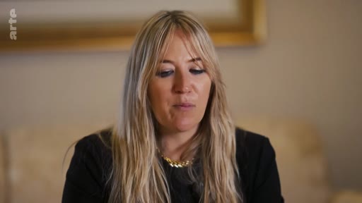 Une femme blonde, vue en gros plan, s'exprime face caméra lors d'une interview télévisée diffusée sur la chaîne Arte.