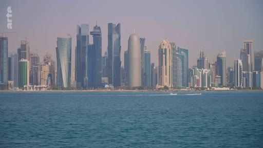 Vue panoramique de la skyline de Doha, capitale du Qatar, avec ses gratte-ciels emblématiques bordant le golfe Persique.