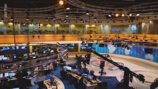 Vue d'ensemble du plateau de télévision et de la rédaction de la chaîne Arte, montrant les installations techniques, les écrans et l'espace de travail des journalistes.