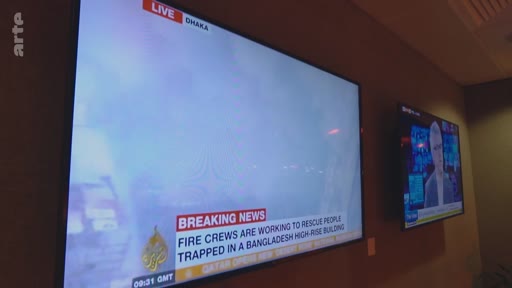 Une image d'écran de télévision montrant une édition spéciale de Al Jazeera sur un incendie dans un immeuble de grande hauteur à Dhaka, au Bangladesh. Le bandeau d'information indique que les équipes de secours sont à l'œuvre pour sauver les personnes piégées.