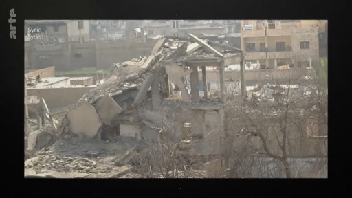 Vue aérienne d'un bâtiment partiellement détruit par les bombardements en Syrie, illustrant les conséquences de la guerre civile syrienne.