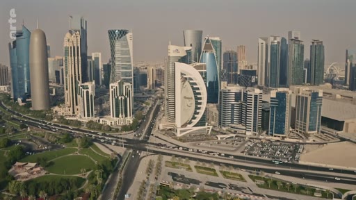 Vue panoramique en plongée sur la skyline de Doha, capitale du Qatar, mettant en évidence les gratte-ciels modernes du quartier de West Bay, dont la tour Burj Doha et le bâtiment en forme de D.