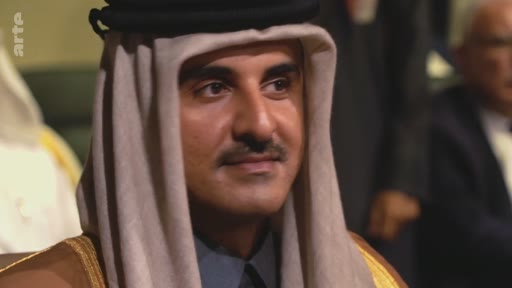 Portrait de l'émir du Qatar, Tamim ben Hamad Al Thani, portant la tenue traditionnelle, lors d'un événement officiel.