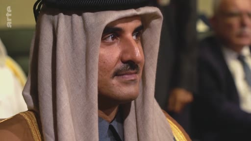 Portrait de l'émir du Qatar, Tamim ben Hamad Al Thani, portant la tenue traditionnelle, lors d'une apparition publique officielle.
