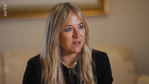 Une femme blonde, filmée en plan rapproché, participe à une interview pour la chaîne Arte.