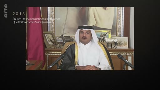 L'émir du Qatar, Tamim ben Hamad Al Thani, prononce un discours officiel en 2013, diffusé par la télévision nationale qatarienne. Cette image d'archive montre le souverain en tenue traditionnelle lors d'une allocution télévisée.