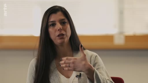 Une femme aux cheveux longs bruns s'exprime face caméra lors d'une interview télévisée, avec le logo de la chaîne Arte visible en haut à gauche.