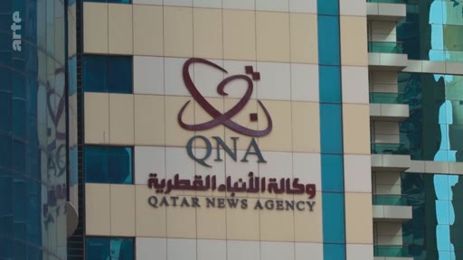 Le logo et le nom de l'agence de presse officielle du Qatar, Qatar News Agency (QNA), sont affichés sur la façade d'un bâtiment à Doha.