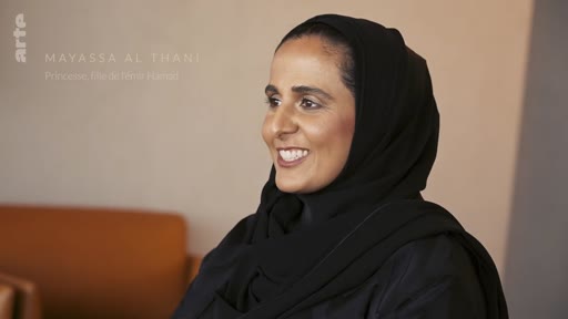 La princesse Mayassa Al Thani, figure influente du monde de l'art au Qatar, est filmée en gros plan lors d'une interview télévisée.