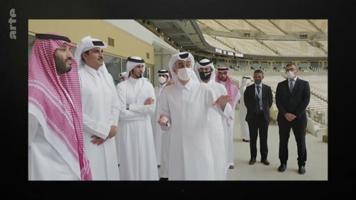 Le prince héritier d'Arabie saoudite Mohammed ben Salmane et l'émir du Qatar Tamim ben Hamad Al Thani visitent un stade de football au Qatar, probablement en préparation de la Coupe du monde 2022.