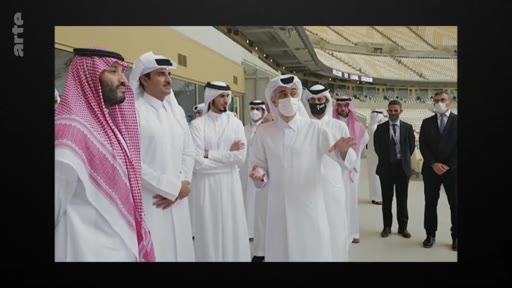 Le prince héritier d'Arabie saoudite Mohammed ben Salmane et l'émir du Qatar Tamim ben Hamad Al Thani visitent un stade de football au Qatar, probablement en préparation de la Coupe du monde 2022.