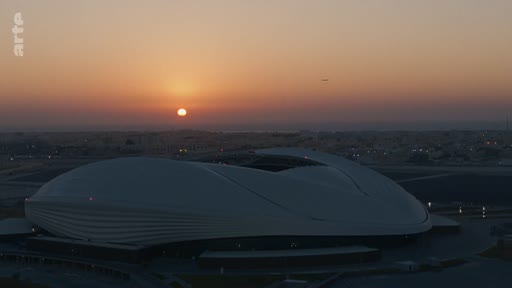 Vue aérienne panoramique du stade Al-Janoub, situé à Al-Wakrah au Qatar, capturé lors d'un coucher de soleil. Ce stade, conçu par Zaha Hadid, est un lieu emblématique de la Coupe du Monde de la FIFA 2022.