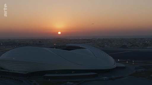 Vue aérienne panoramique du stade Al-Janoub, situé à Al Wakrah au Qatar, capturé lors d'un coucher de soleil. Ce stade, conçu par l'architecte Zaha Hadid, est un lieu emblématique de la Coupe du Monde de la FIFA 2022.