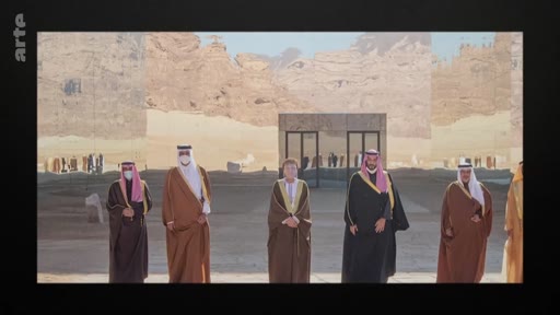 Le prince héritier saoudien Mohammed ben Salmane, accompagné d'autres officiels, pose devant le bâtiment Maraya, une structure recouverte de miroirs située dans le désert d'Al-Ula en Arabie saoudite.