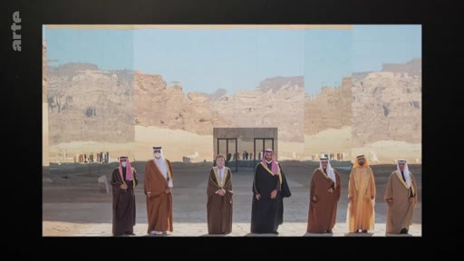 Un groupe de responsables saoudiens, dont le prince héritier Mohammed ben Salmane, pose devant le bâtiment Maraya, une structure recouverte de miroirs située dans le désert d'AlUla en Arabie saoudite.