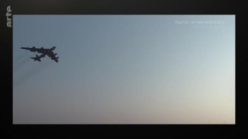 Un bombardier stratégique Boeing B-52 Stratofortress en plein vol, illustrant la puissance aérienne militaire.