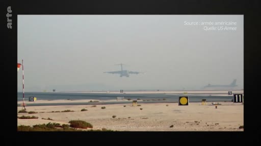 Un avion de transport militaire, probablement un C-17 Globemaster III, effectue un atterrissage sur une piste d'aéroport située dans un environnement désertique. L'image provient des archives de l'armée américaine.